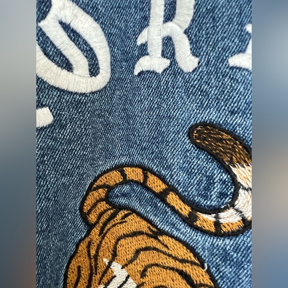 FOREVER 21 Denim jacket with embroidery on the back| Size: S| UNISEX| oversized. - Picture 9 of 15